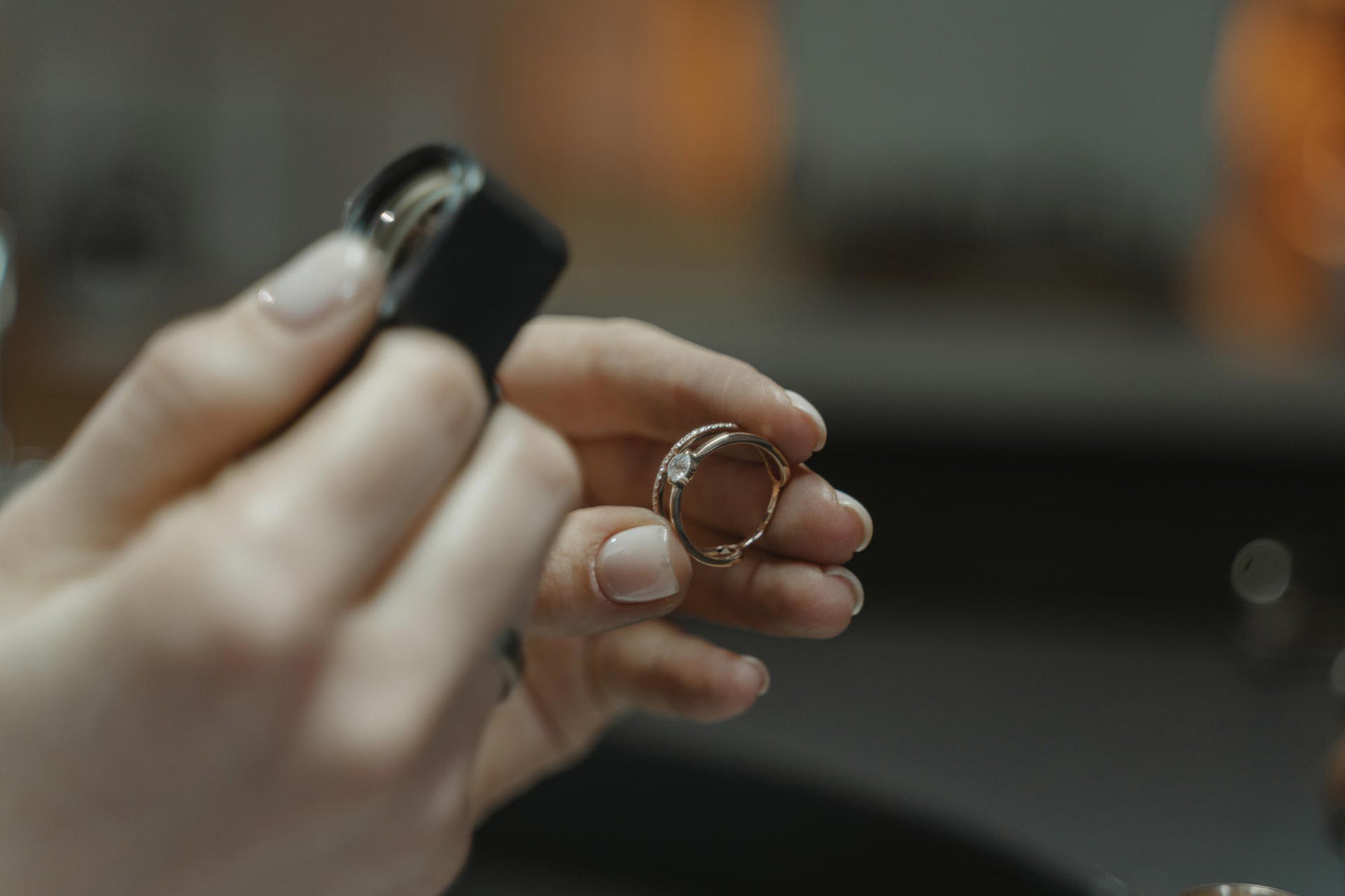 Esperta del Compro Oro terni che valuta un anello d'oro bianco usato