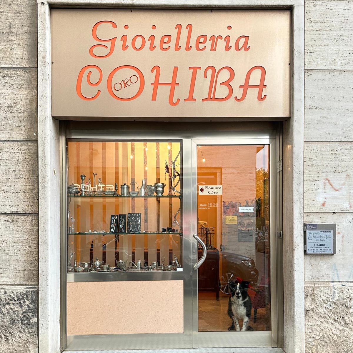 Entrata del Compro Oro Terni sito in Via Mazzini a Terni. Nel dettaglio vetrina e ingresso del compro Oro