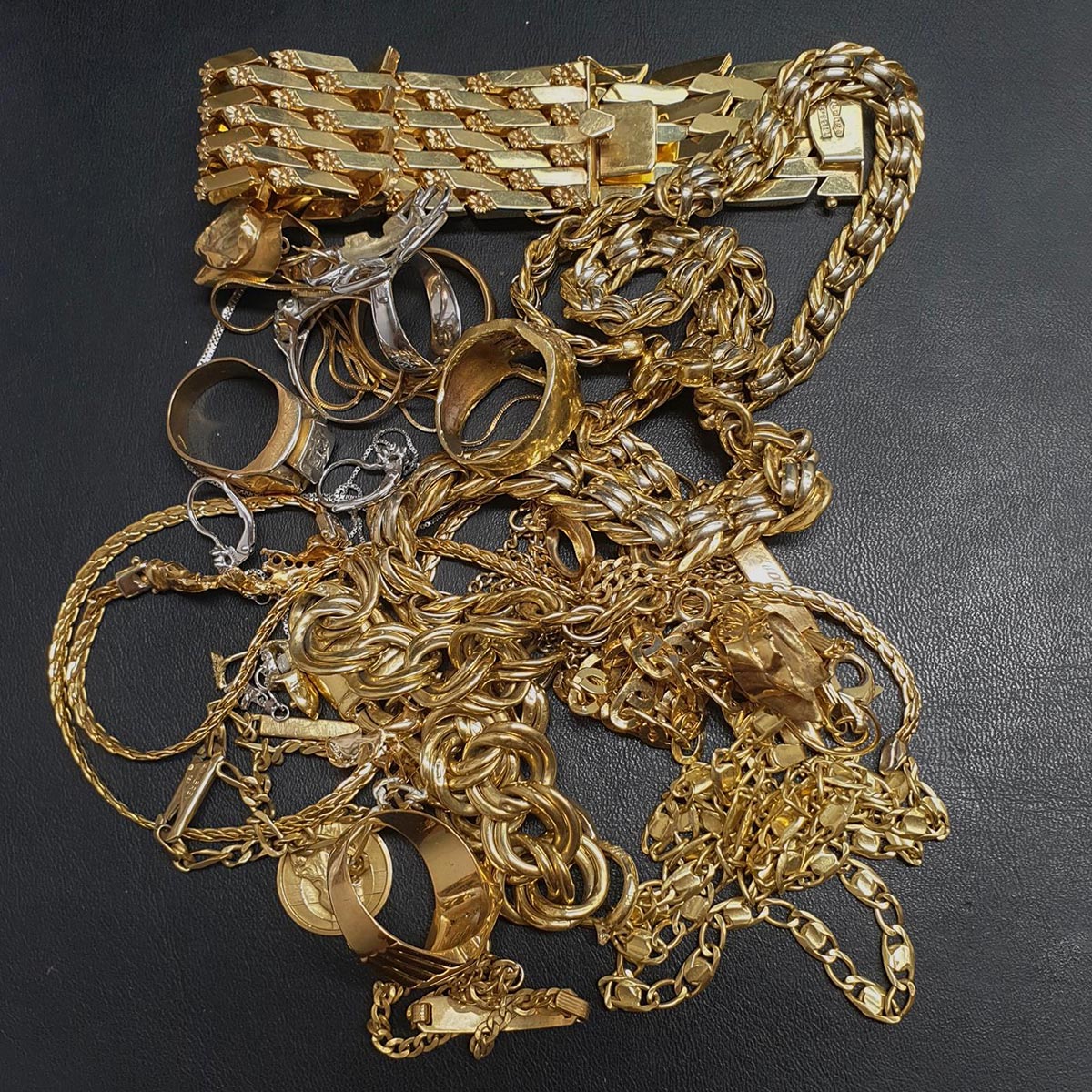 Primo piano di una serie di gioielli in ordo usato da vendere al compro oro di Terni. Catenine d'oro, bracciali d'oro usato, catene d'oro da far valutare